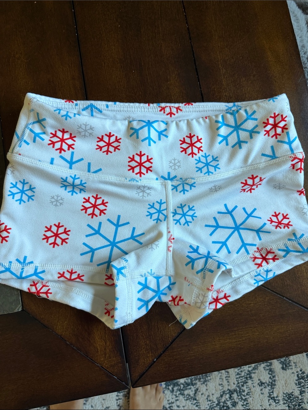 White Snowflake Print Women's Active Shorts fleo